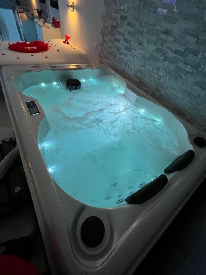 Love Room Avec Spa Privatif Le Rove Luaran gambar