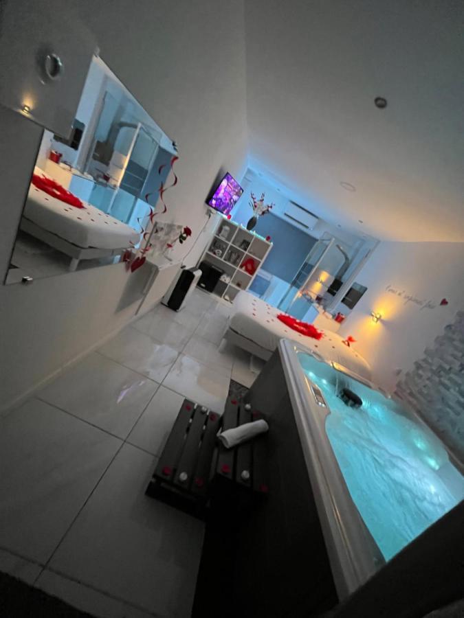 Love Room Avec Spa Privatif Le Rove Luaran gambar